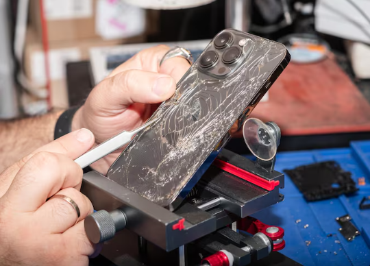Professional iPhone repair service in Al Barsha Dubai